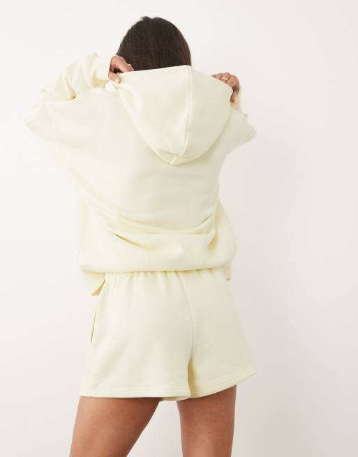 Kaiia - Pantalones cortos de chándal amarillo limón con logo plateado de mezcla de algodón (parte de un conjunto), 4 de 5
