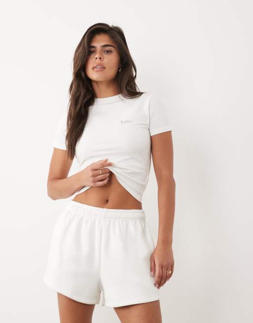 Kaiia - Conjunto blanco de pantalones cortos y camiseta con herraje plateado del logo de mezcla de algodón, 2 de 3