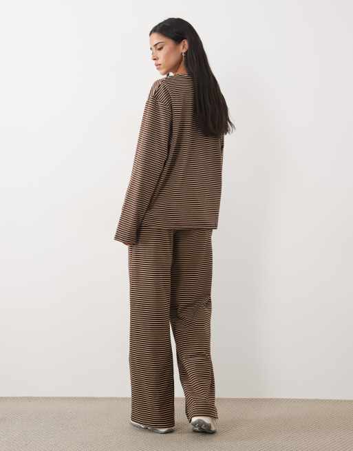Kaiia pantaloni lounge coordinati a gamba larga in pile morbidissimo a righe marrone e crema, 4 di 5