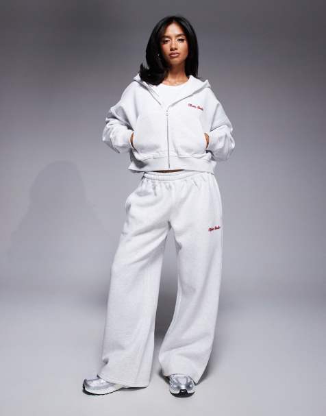 Kaiia Petite - Coordinato grigio chiaro e rosso con joggers con fondo ampio e felpa con cappuccio con stampa sul retro di fiocchi e ciliegia e con zip - view 1