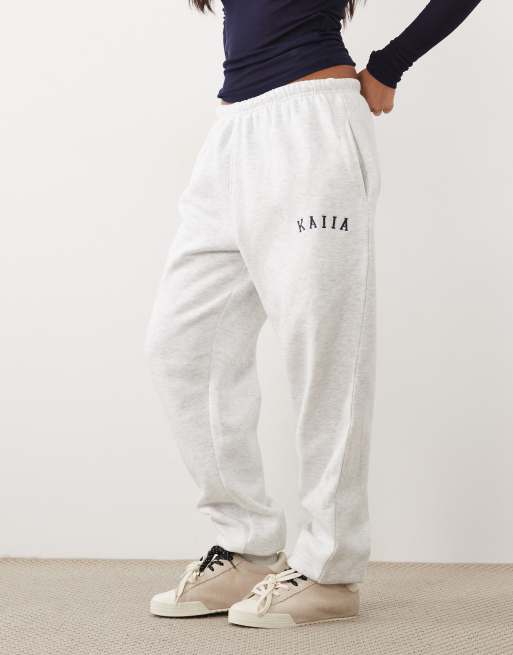 Kaiia Petite cotton blend embroidered logo wide leg joggers in light grey, 3 of 5