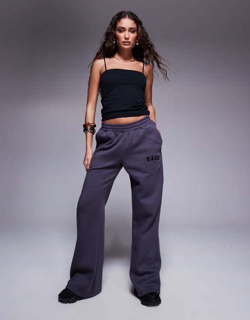 Kaiia Petite - Joggers a fondo ampio color grigio scuro con logo ricamato
