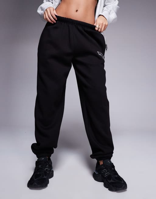 Kaiia Petite - Joggers neri in misto cotone con logo ricamato e fondo elasticizzato, 2 di 5