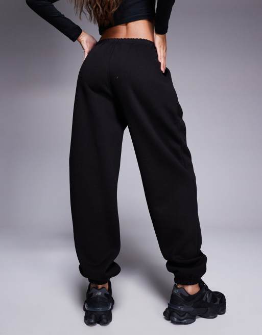 Kaiia Petite - Joggers neri in misto cotone con logo ricamato e fondo elasticizzato, 4 di 5