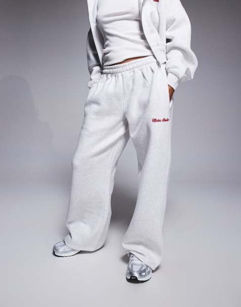 Kaiia - Petite - Joggingbroek met wijde pijpen en gestrikte kersen op de achterzak in lichtgrijs en rood, deel van co-ord set - view 1