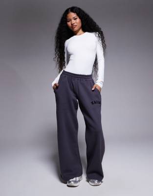 Kaiia Petite - Jogginghose aus Baumwollmix in Dunkelgrau mit weitem Bein und Logo-Stickerei