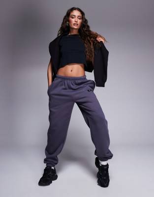 Kaiia Petite - Jogginghose in Dunkelgrau mit Bündchen und Logo-Stickerei