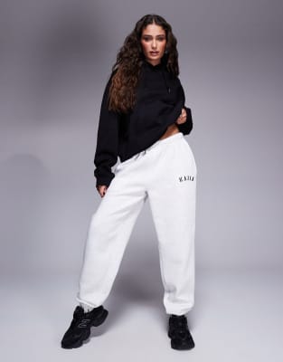 Kaiia Petite - Jogginghose in meliertem Hellgrau mit Bündchen und Logo-Stickerei