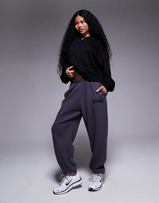 Kaiia Petite - Pantalon de jogging à revers en coton mélangé avec logo brodé - Gris foncé  