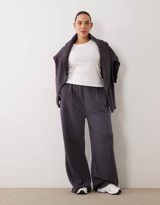 Kaiia Plus – Mieszaj i łącz – Ciemnoszary zestaw: bluza oversize z kapturem, joggersy z mankietami, joggersy z szerokimi nogawkami i szorty, 3 z 5
