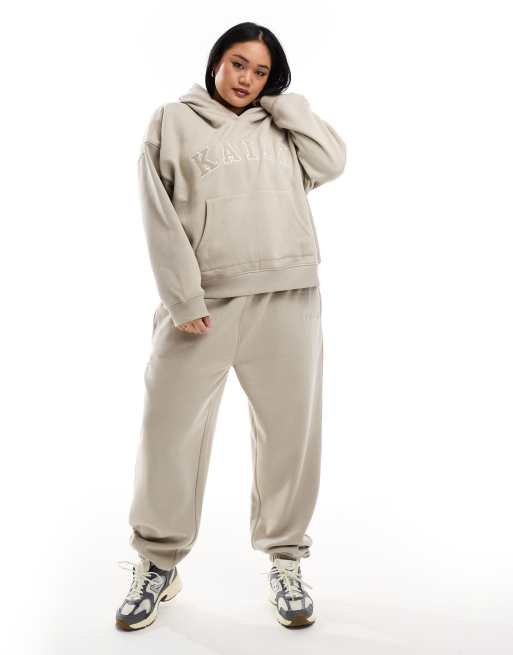 Kaiia Plus - Felpa oversize con cappuccio e logo color pietra in coordinato