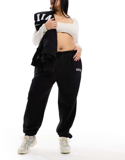 Kaiia Plus - Joggingbroek met boorden in zwart, deel van co-ord set