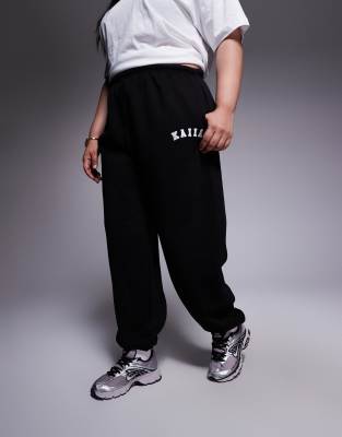 Kaiia Plus - Jogginghose aus Baumwollmix in Schwarz mit Bündchen und Logo-Stickerei, Kombiteil