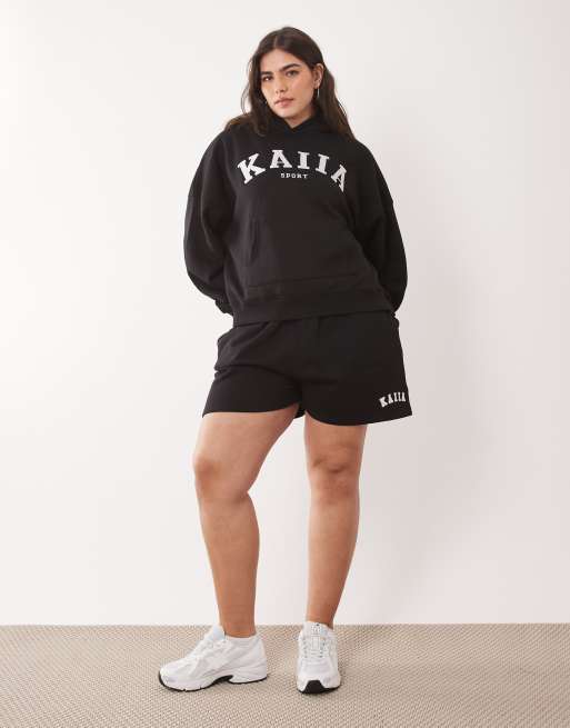 Kaiia Plus - Mix og match - Sort sæt med shorts og joggingbukser med vide ben samt oversized hættetrøje og joggingbukser med tætsiddende benkant