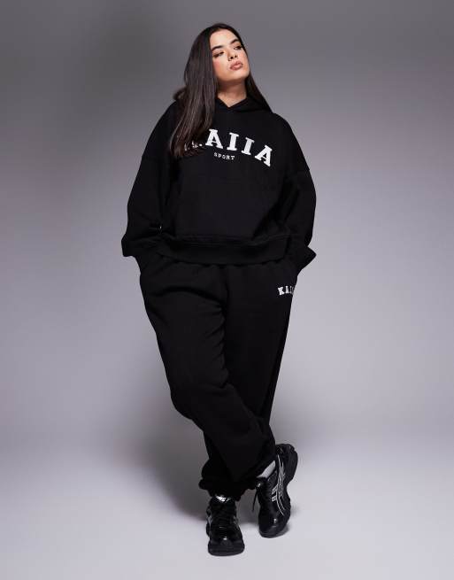 Kaiia Plus - Mix og match - Sort sæt med shorts og joggingbukser med vide ben samt oversized hættetrøje og joggingbukser med tætsiddende benkant