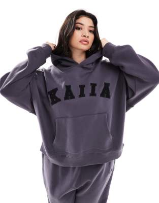 Kaiia Plus - Oversize-Kapuzenpullover in Dunkelgrau mit Logo, Kombiteil