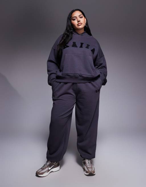 Kaiia Plus - Pantalon de jogging d'ensemble en coton mélangé à chevilles resserrées avec logo brodé - Gris foncé  