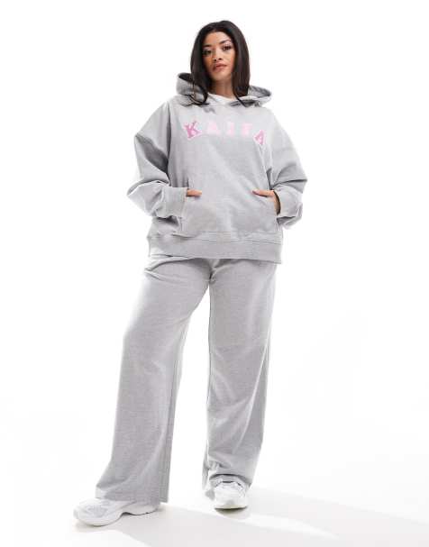 Kaiia Plus – Set in Hellgrau mit weit geschnittener Jogginghose und Oversize-Kapuzenpullover mit Logo - view 1