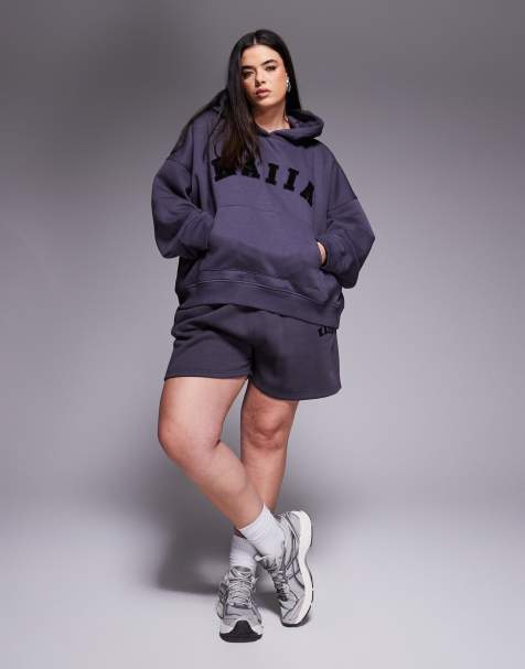 Kaiia Plus - Sweatshort in donkergrijs, deel van co-ord set - view 1