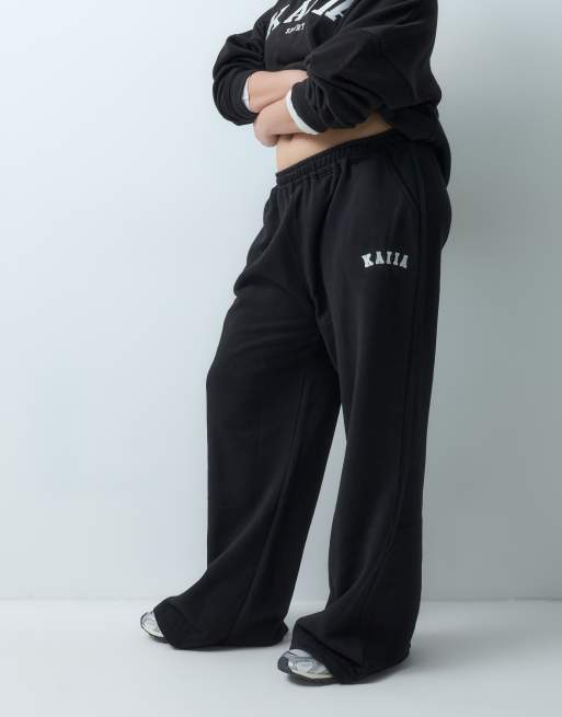 Kaiia Plus – Weit geschnittene Jogginghose aus Baumwollmix in Schwarz, Kombiteil, 2 von 5