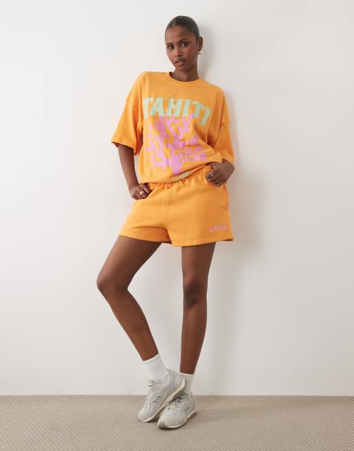 Kaiia – Pomarańczowo-różowy bogaty w bawełnę zestaw: T-shirt oversize z grafiką z motywem Tahiti i szorty, 2 z 3