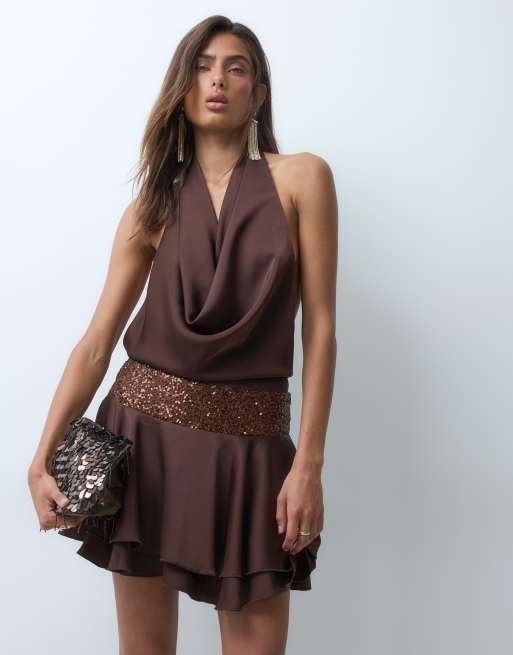 Kaiia robe courte exclusive à col bénitier plongeant, ceinture à sequins, dos nu, chocolat, 2 de 5