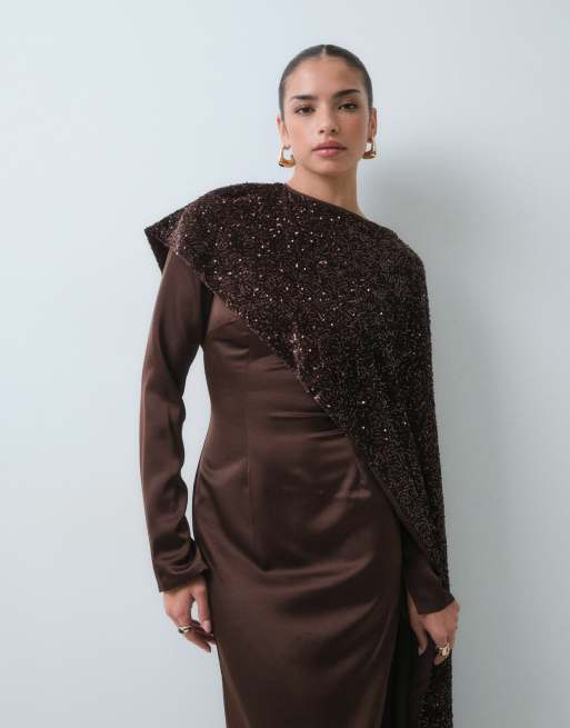 Kaiia robe longue asymétrique en satin avec détail cape à sequins couleur chocolat, 2 de 5