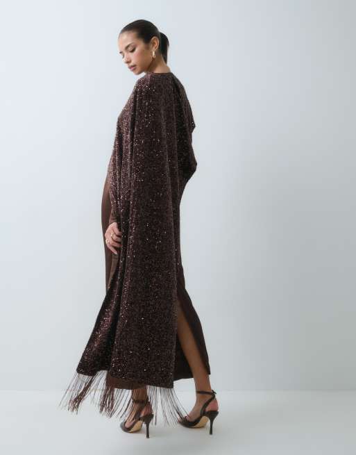 Kaiia robe longue asymétrique en satin avec détail cape à sequins couleur chocolat, 3 de 5