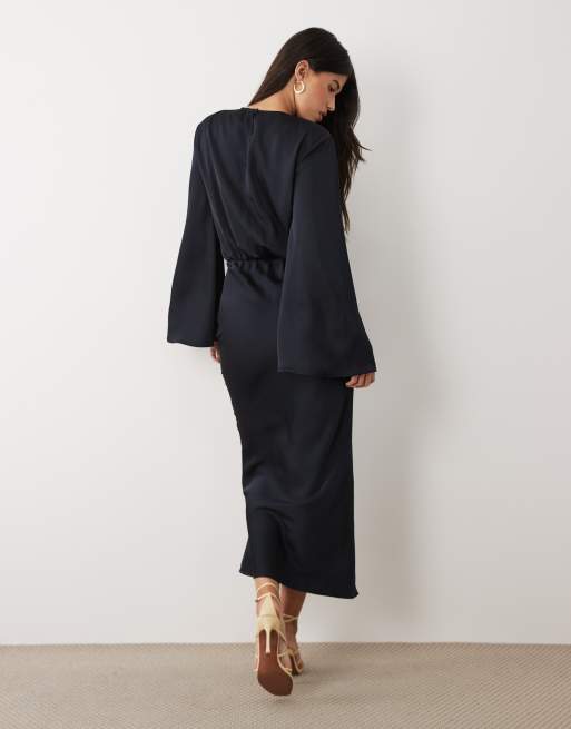 Kaiia - Robe longue cintrée en satin avec manches évasées et blouson - Bleu marine nuit, 2 de 4
