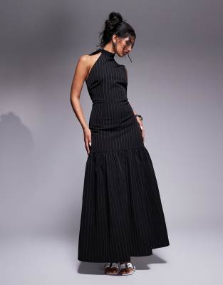 Kaiia - Robe longue dos à rayures fines avec ourlet plongeant et liens derrière la nuque - Noir - view 1