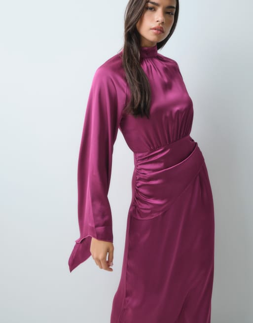 Kaiia robe longue en satin à col montant et manches drapées, en prune, en exclusivité, 2 de 5