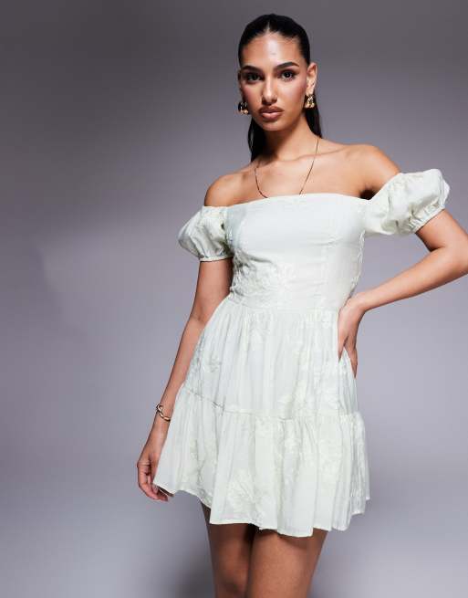 Kaiia - Salviegrøn minikjole med niveauinddelt design og pufærmer samt bardotsnit og broderi - Kun hos ASOS
