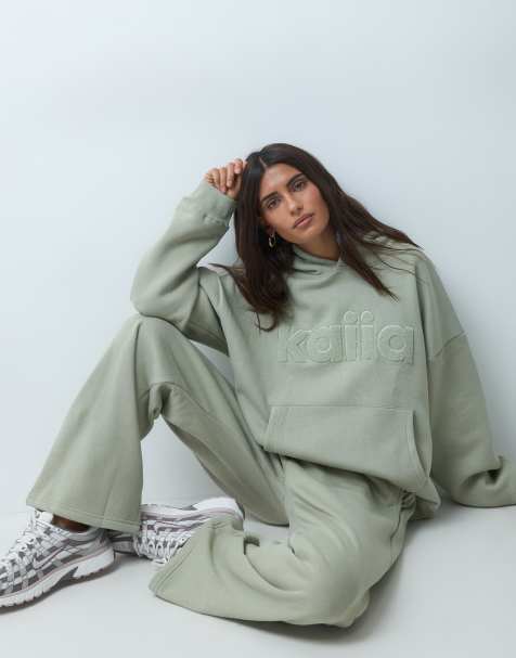 Kaiia - Salviegrønt sæt med oversized hættetrøje med logo og joggingbukser i imiteret lammeskind - view 1