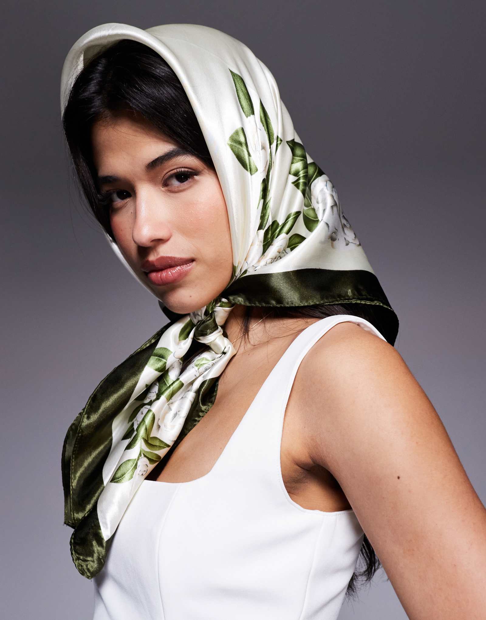 Атласный головной платок Kaiia в оливково-кремовых тонах с цветочным рисунком