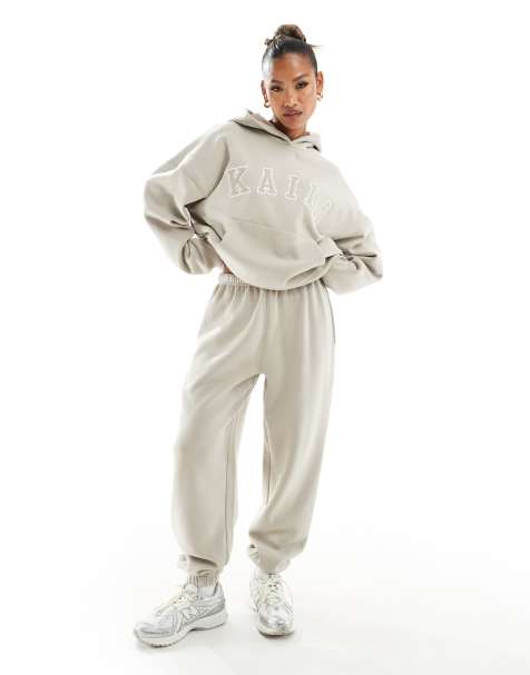 Kaiia – Set aus Baumwollmix in Steinbeige, bestehend aus Kapuzenpullover mit Logo und Jogginghose - view 1
