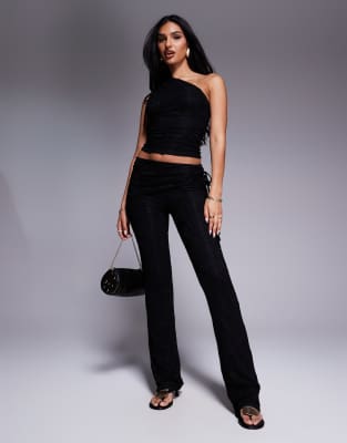 Kaiia – Set aus Spitze in Schwarz, aus gerafftem, figurbetontem Oberteil mit One-Shoulder-Träger und Hose mit Gürtel - view 1