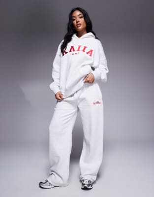 Kaiia – Set in Grau meliert und Rot mit weit geschnittener Jogginghose und Kapuzenpullover mit Logo-Stickerei - view 1