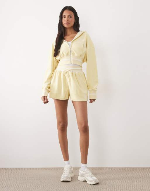 Kaiia - Ensemble sweat à capuche zippé oversize avec short en tissu éponge à logo brodé et bande latérale - Citron, 3 de 3