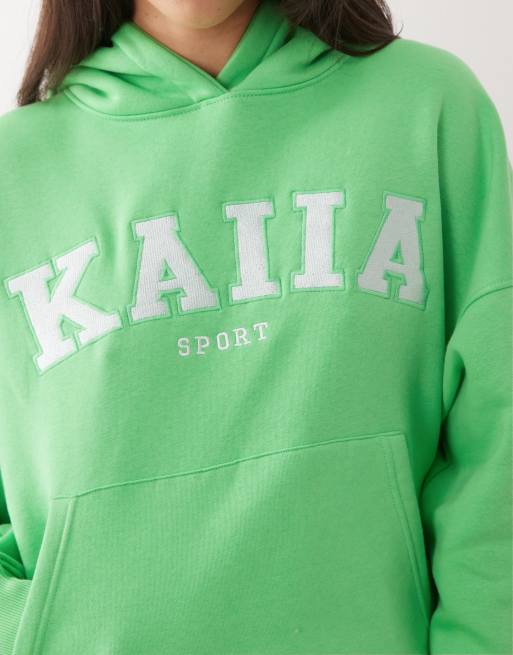 Kaiia – Skogsgrön huvtröja i bomullsrikt tyg och oversize med broderad logga, del av set, 4 av 4