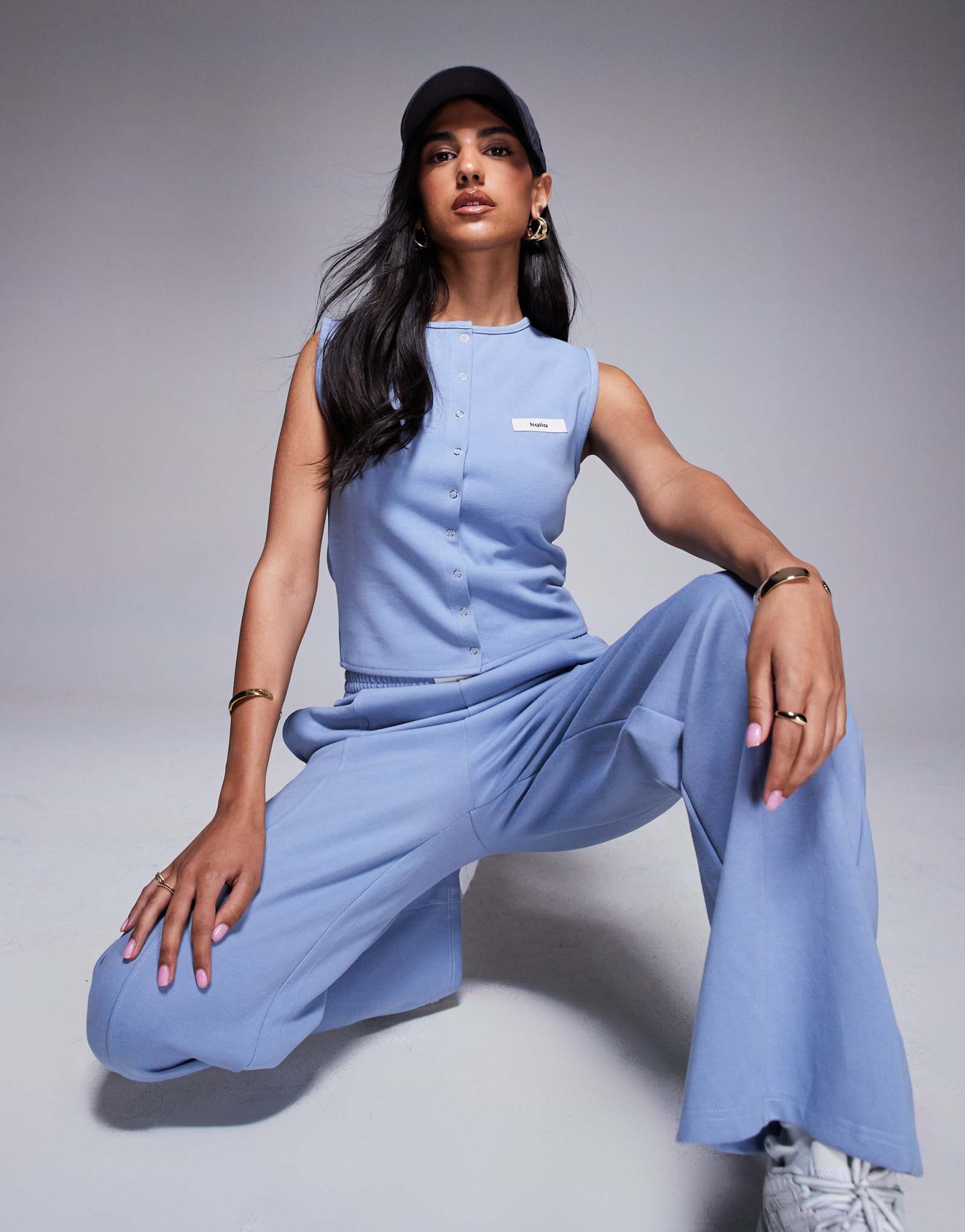 Укороченный топ без рукавов на пуговицах синего цвета от Kaiia - часть комплекта