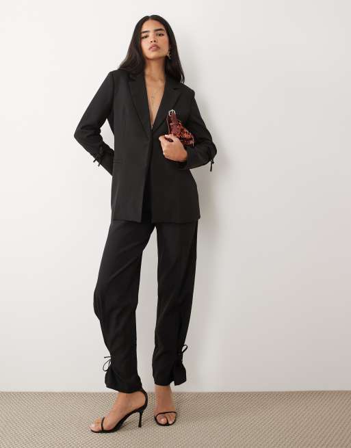 Kaiia - Sort skræddersyet blazer med bindedetalje og indsyet talje - Del af sæt - Kun hos ASOS, 2 af 4