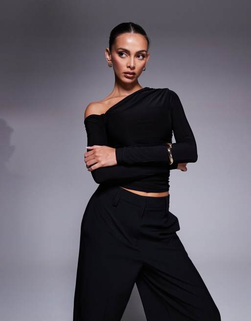 Kaiia - Sort tætsiddende top med offshoulder-snit og lange ærmer - Kun hos ASOS 