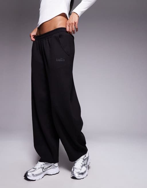 Kaiia - Sorte joggingbukser i bomuldsrigt materiale med barrel-ben og syningsdetalje - Kun hos ASOS  , 2 af 5