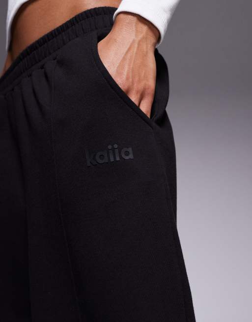 Kaiia - Sorte joggingbukser i bomuldsrigt materiale med barrel-ben og syningsdetalje - Kun hos ASOS  , 3 af 5