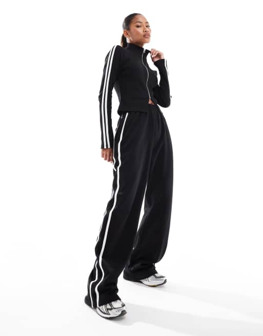 Kaiia - Sorte ribstrikkede joggingbukser med sidestribe og vide ben - Del af sæt - Kun hos ASOS 