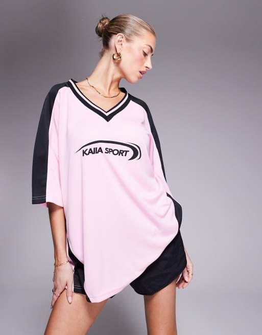 Kaiia Sport – Dżersejowy T-shirt oversize w piłkarskim stylu z dekoltem w kształcie litery V w różowym i czarnym kolorze