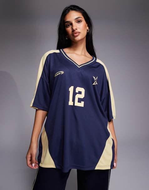 Kaiia Sport – Exclusive – Oversize-Football-T-Shirt in Marineblau und Gelb mit V-Ausschnitt - view 1