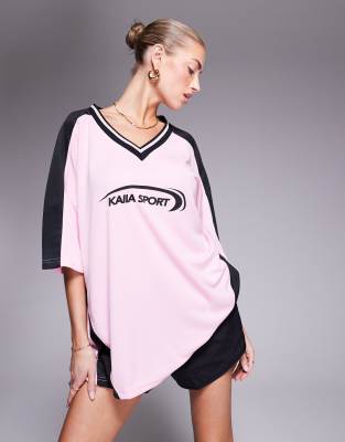 Kaiia - Sport - Oversize-Fußballtrikot in Rosa und Schwarz mit V-Ausschnitt