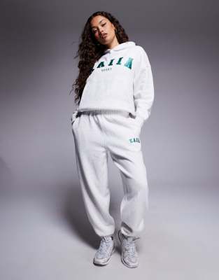 Kaiia Sport Petite - Jogginghose mit hohem Baumwollanteil in meliertem Grau mit Logo-Stickerei und Bündchen, Kombiteil