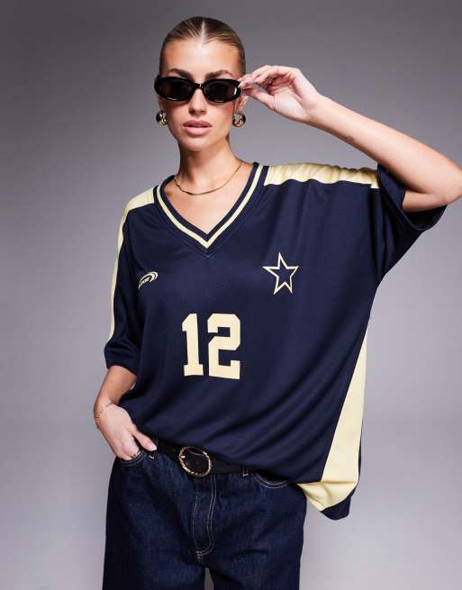 Kaiia Sport - T-shirt d'ensemble oversize style maillot de football à col V - Bleu marine/jaune